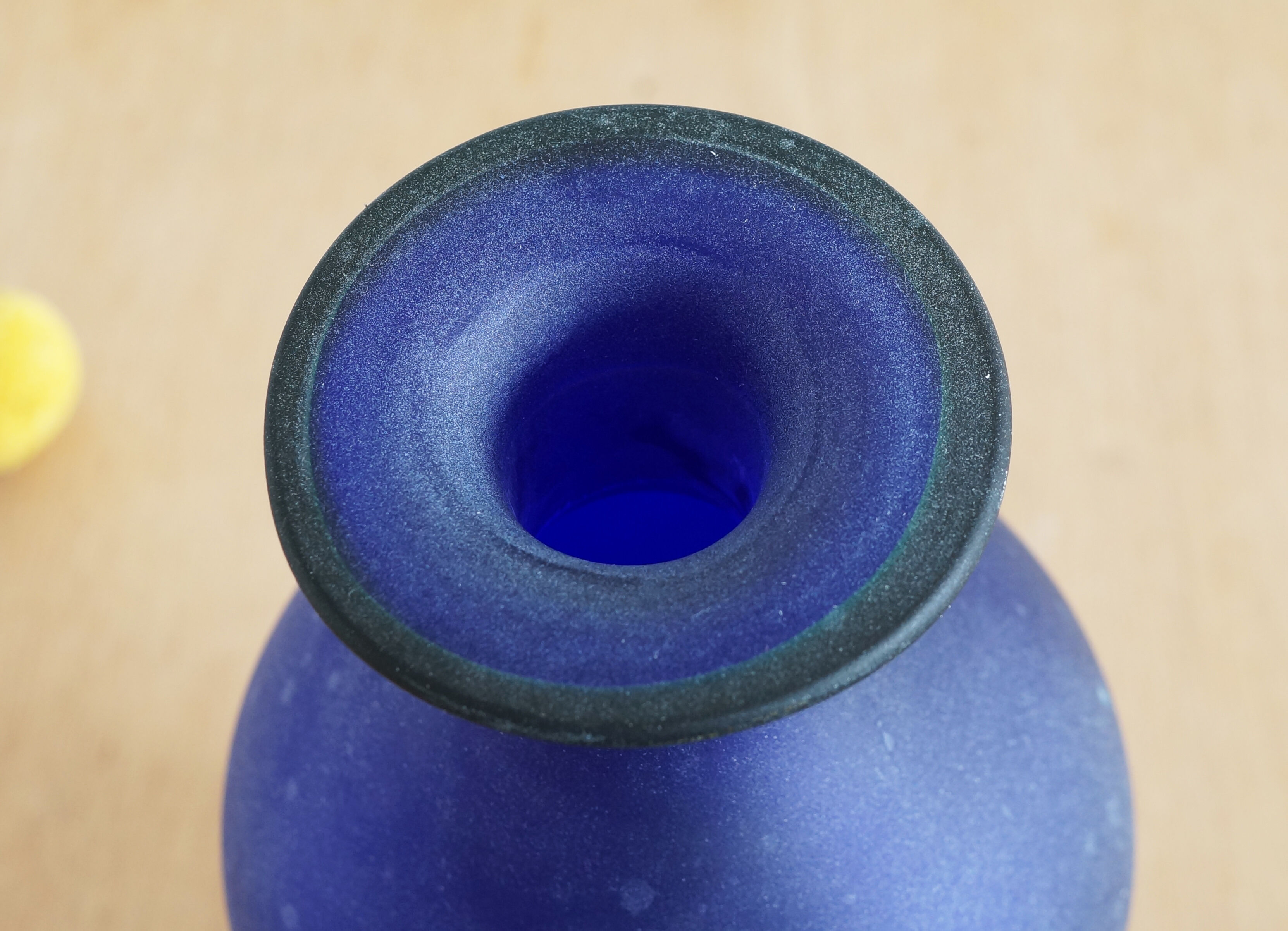 Vase in dark blue glass paste