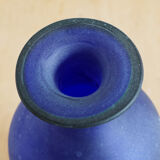 Vase en pâte de verre bleu foncé