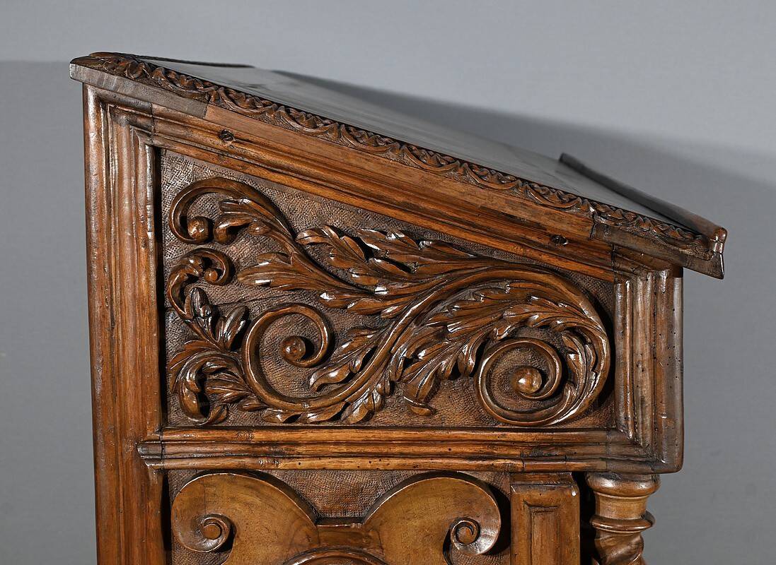 Oratory in solid walnut, Neo-Gothic Renaissance style – Late 19th century
