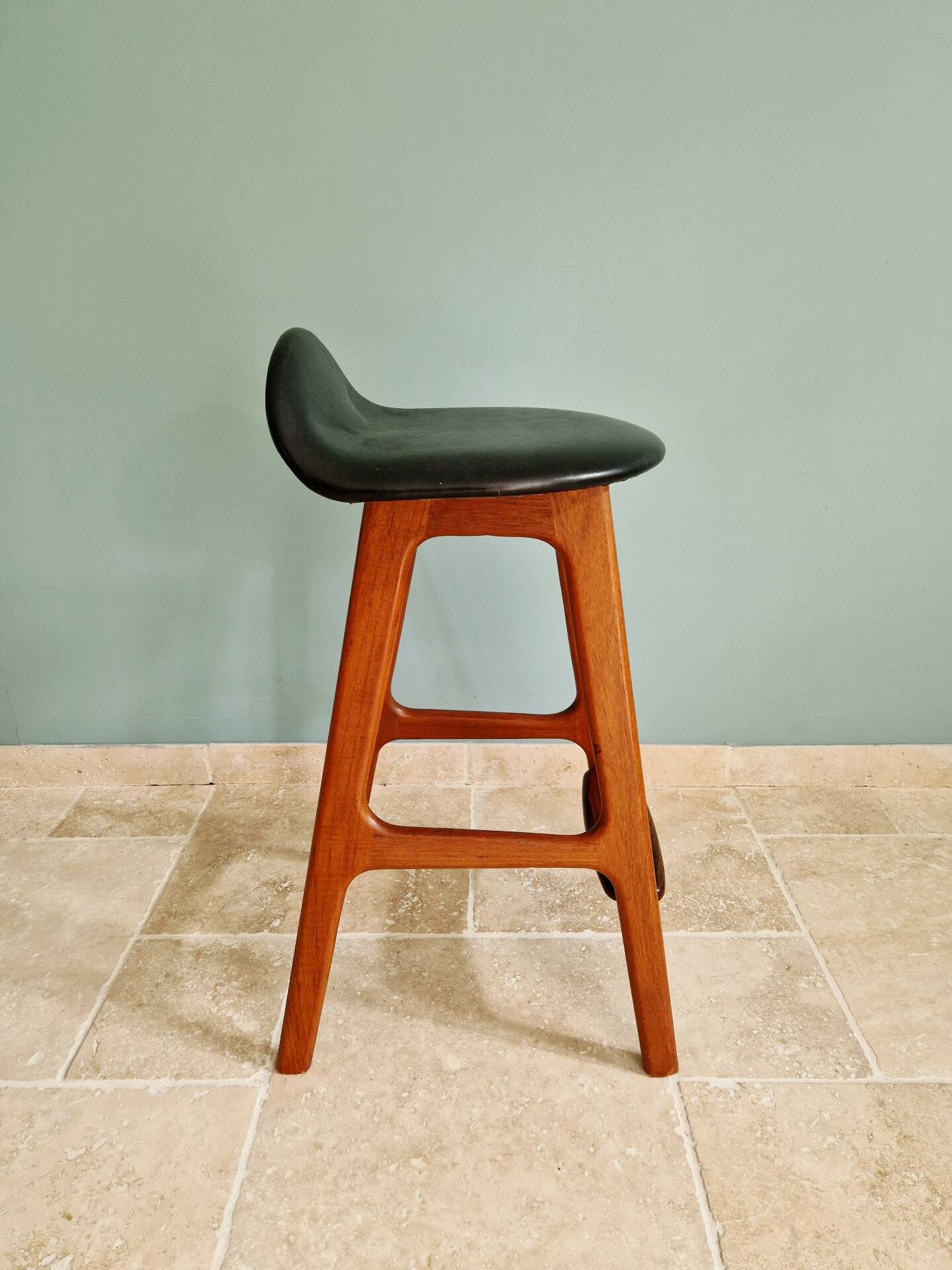 Scandinavian stool in solid teak, design by Erik Buch, Denmark, 1960.