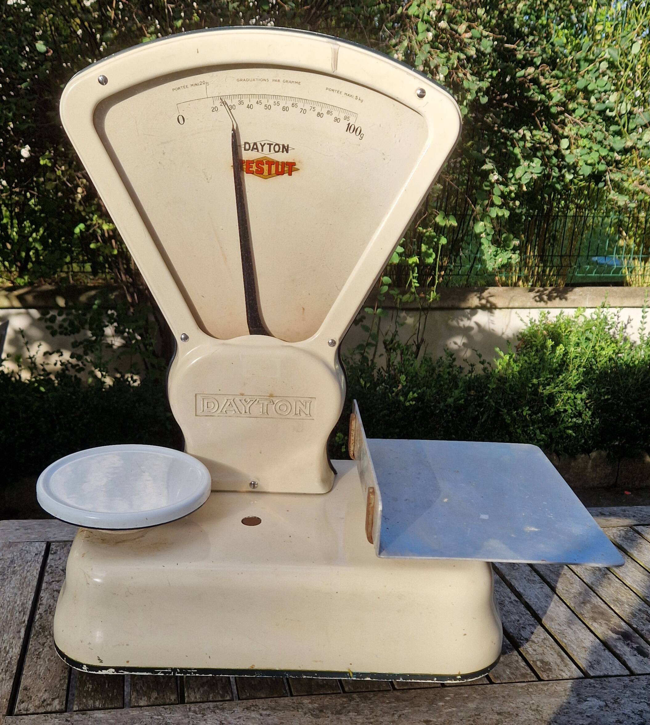 Antique Testut Dayton white bakelite grocery scale, 1960s