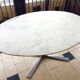 Table marbre blanc piètement chrome