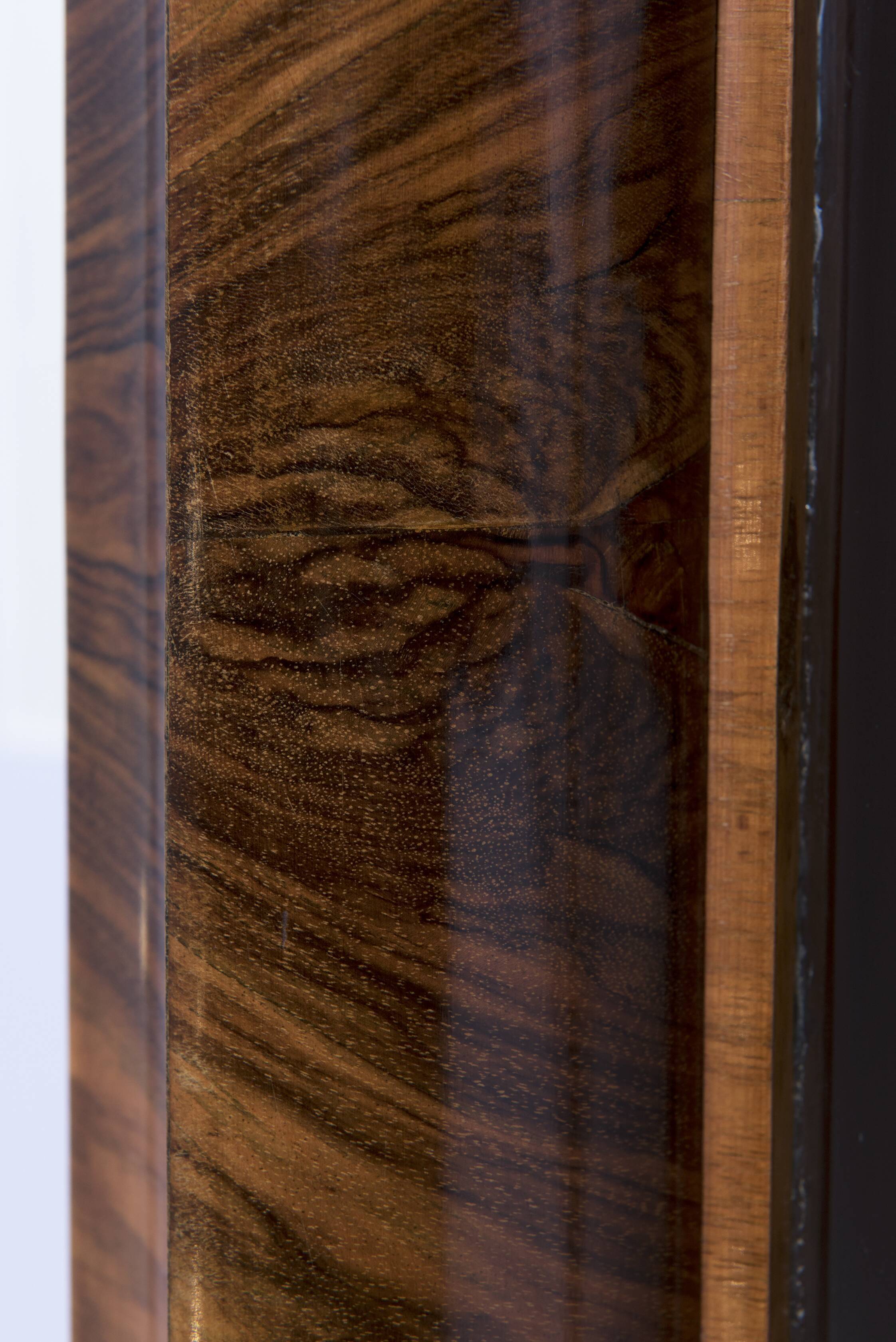 Vitrine art-déco en noyer