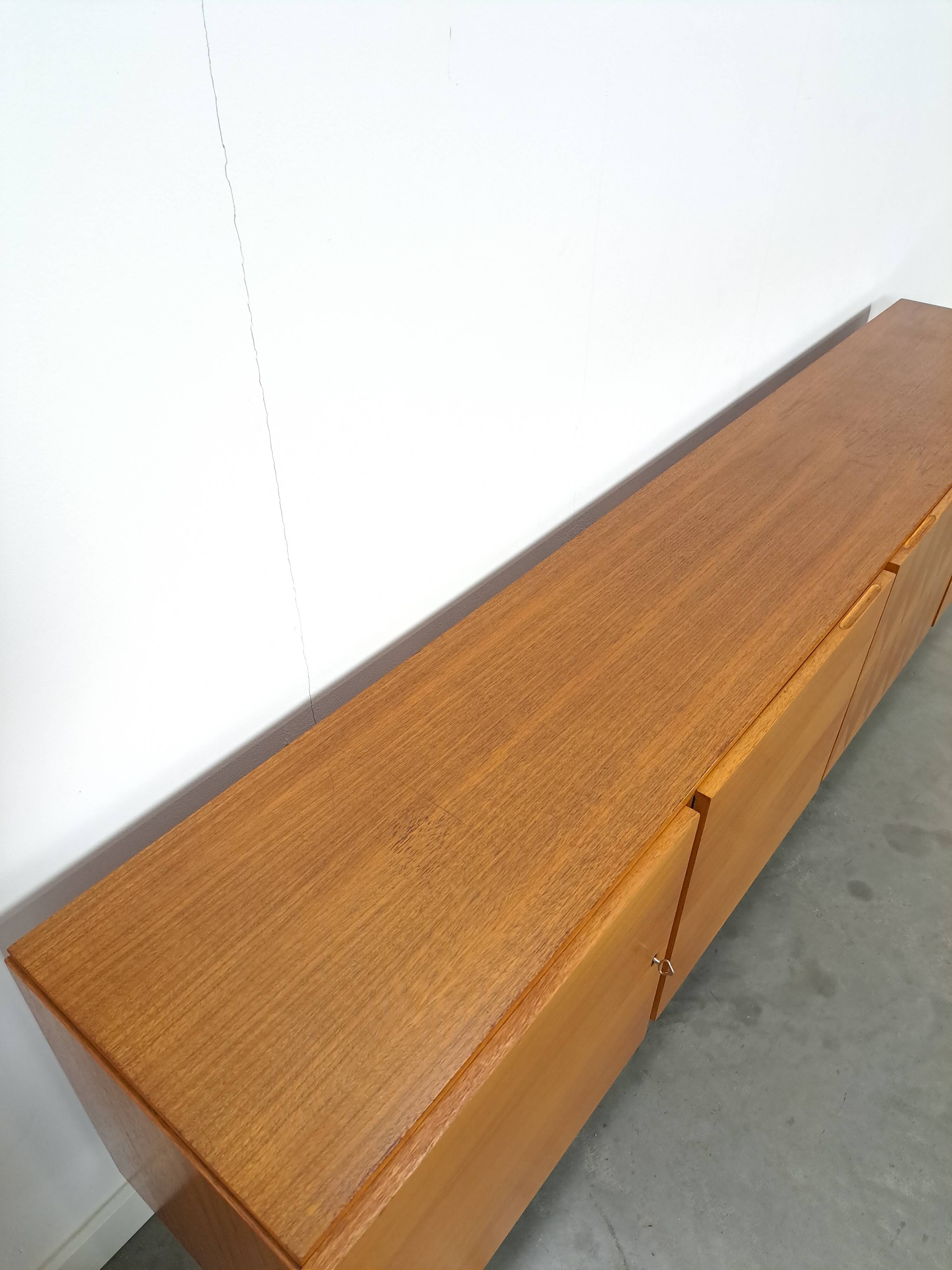 Design dressoir Musterring met zwarte stalen poten, sideboard