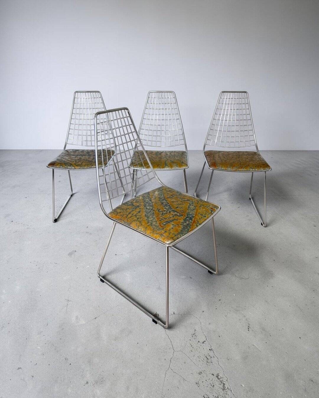 Set de 4 chaises design en cuir décoré à main et acier, années 1970