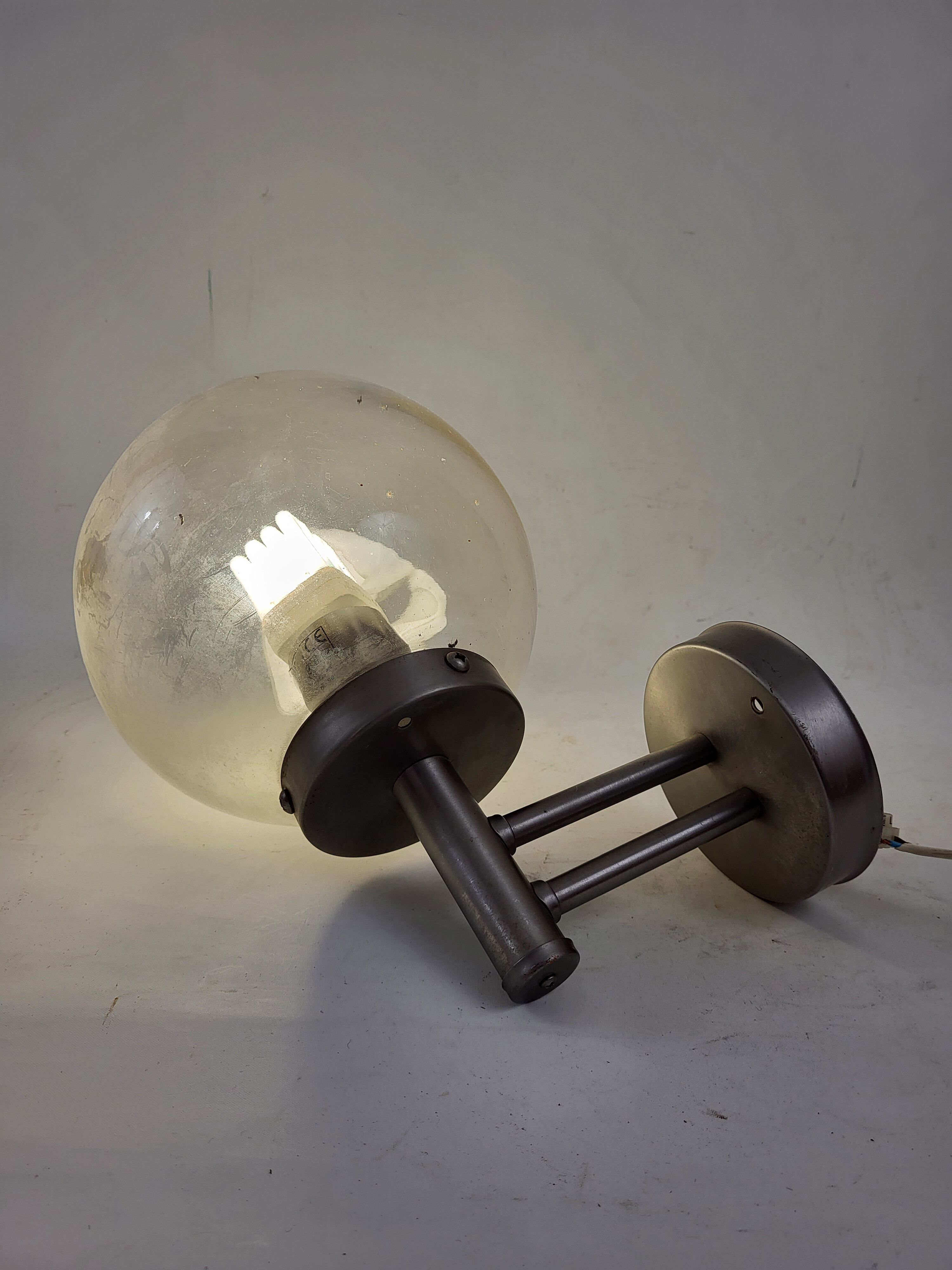 Outdoor garden wall lamp