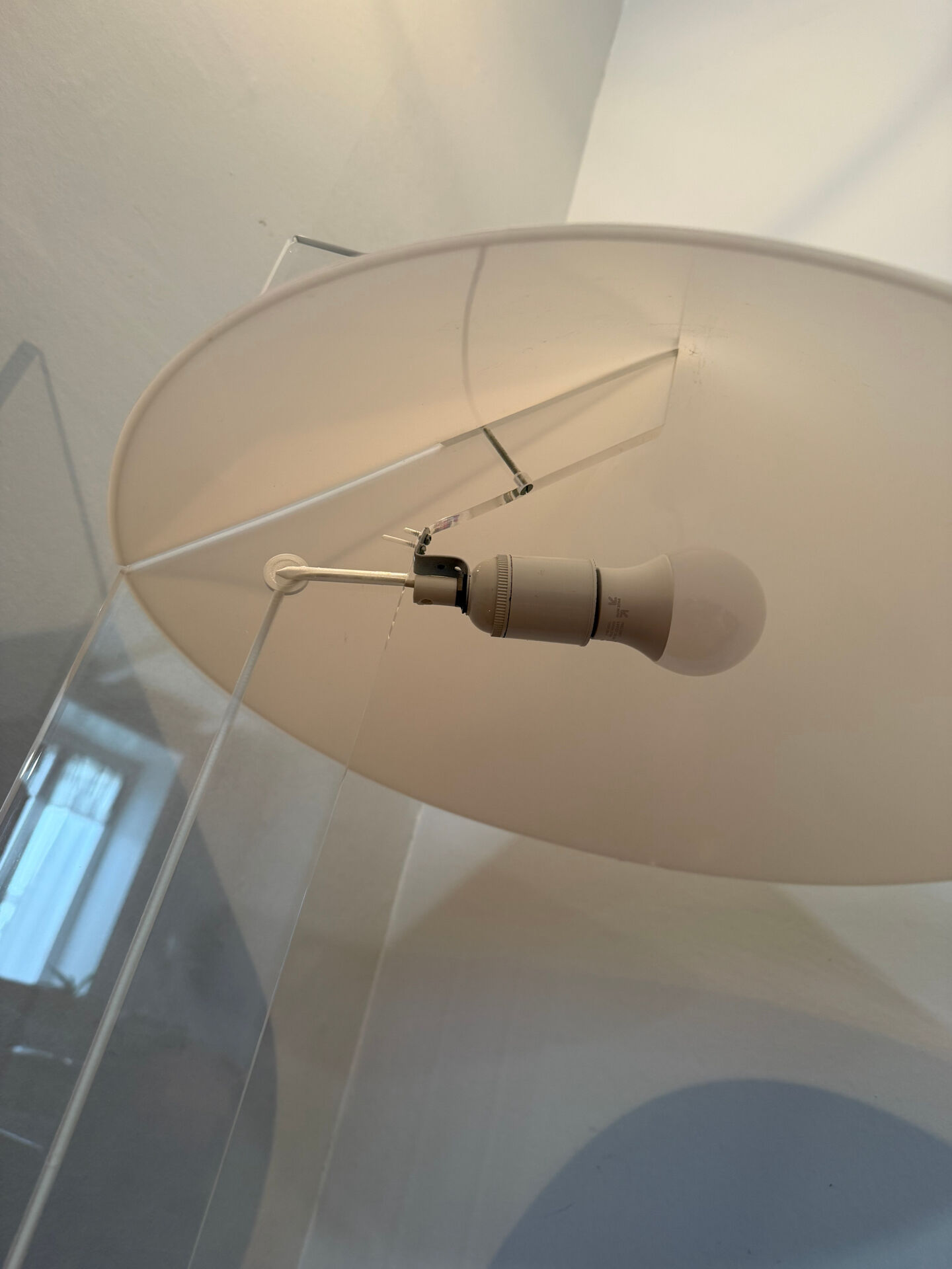 Minimalist design table lamp Harco Loor in plexiglass and perspex