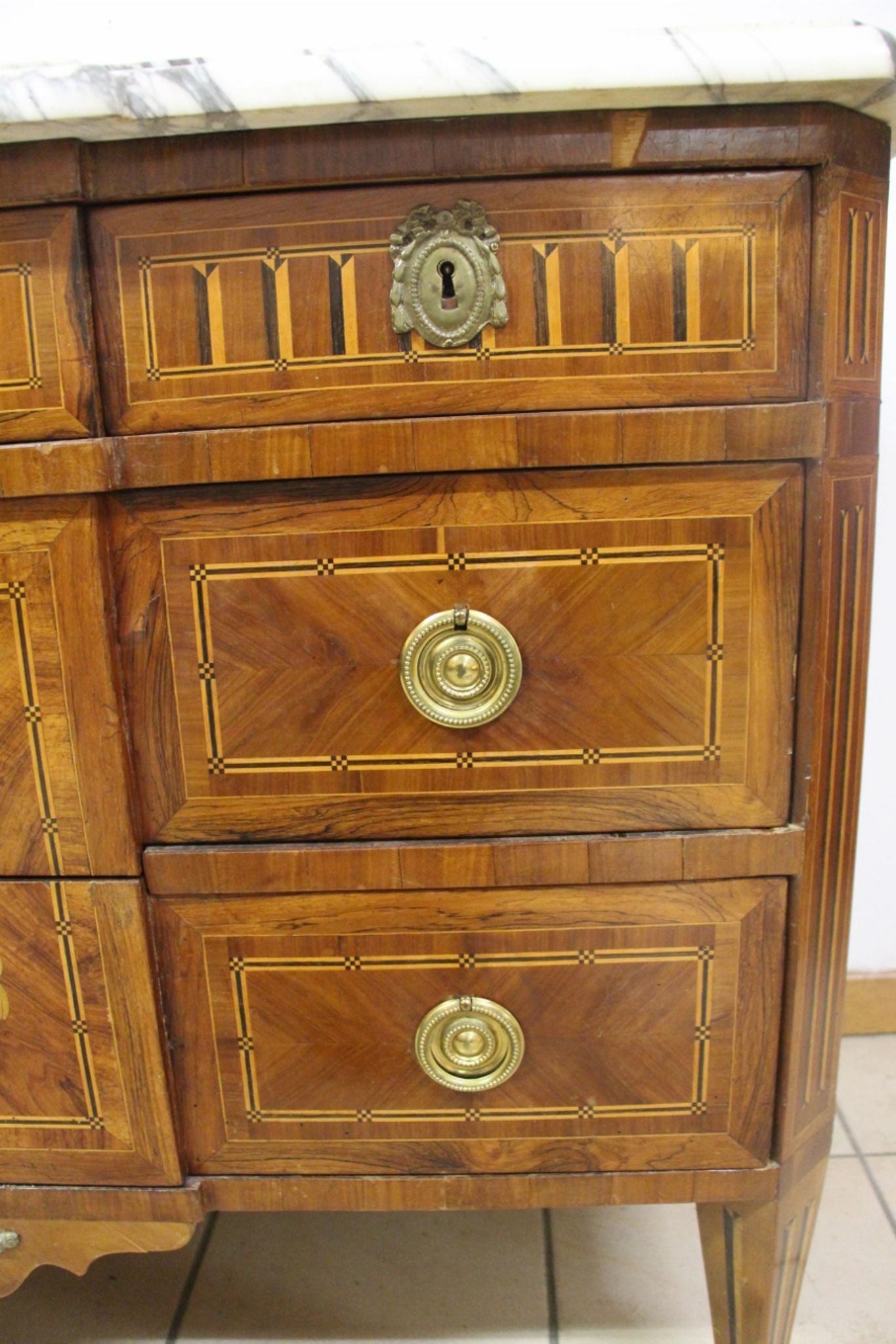Commode aux attributs de musique d'époque Louis XVl