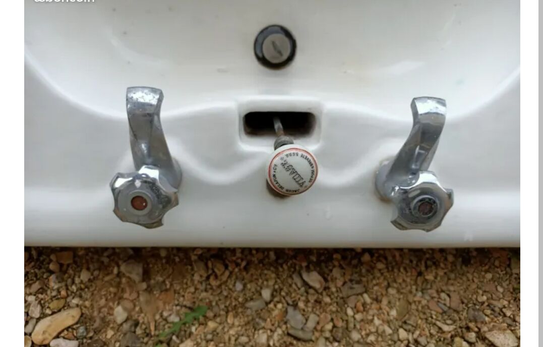 Old pedestal washbasin