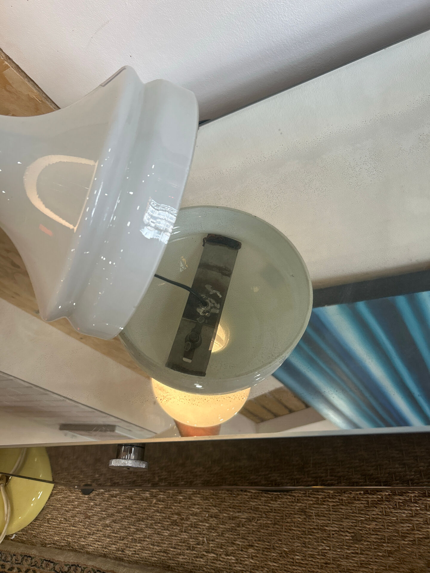 Lampe Opaline blanche forme de pion d’echec, Vintage