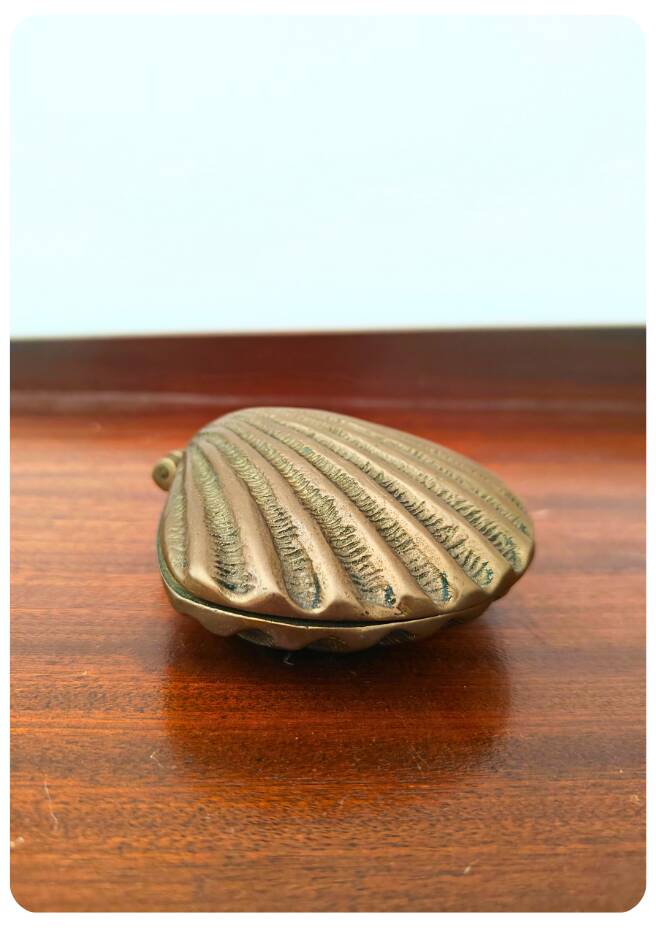 Boîte vintage en laiton en forme de coquillage