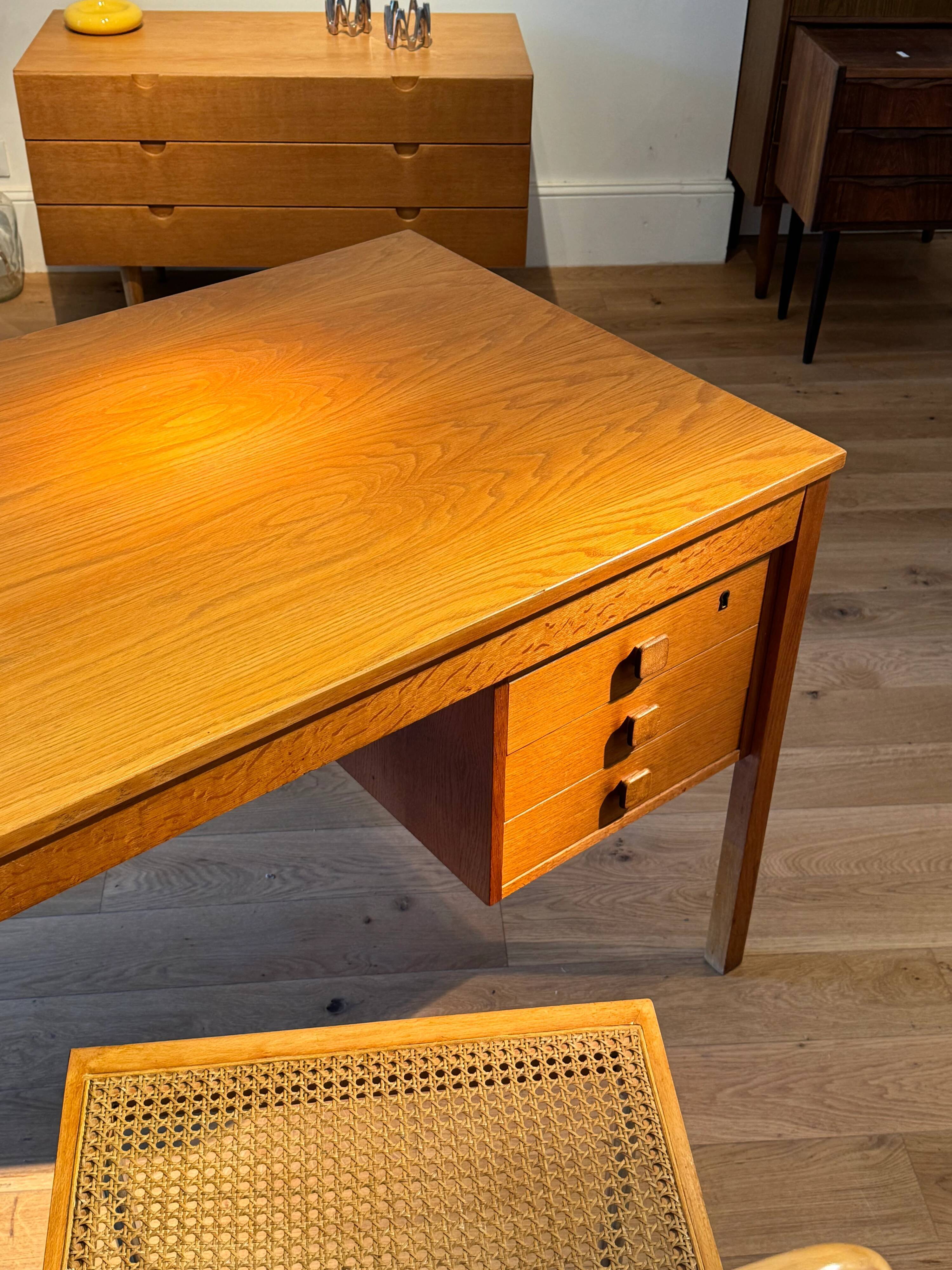 Bureau scandinave vintage en chêne doré "Jonas"