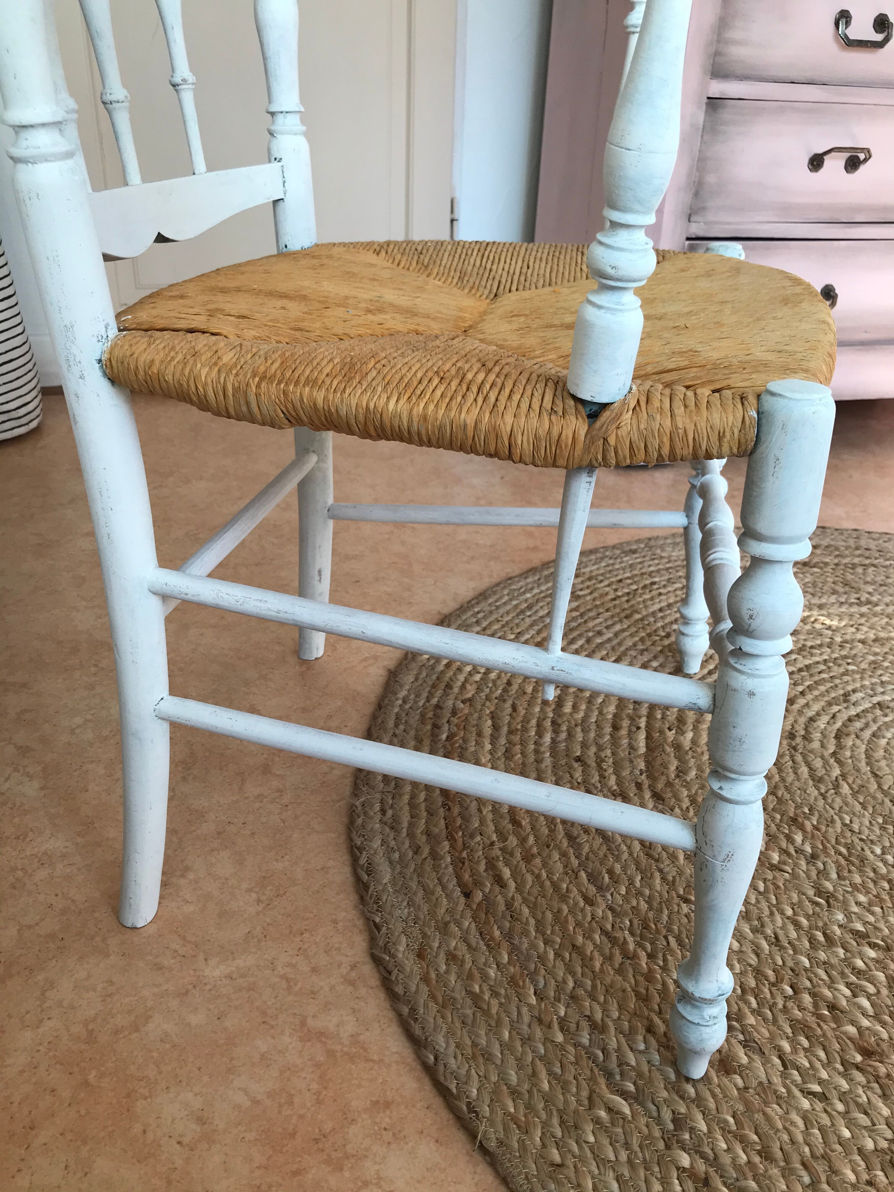Fauteuil blanc assise paillée