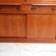 Vitrine de cuisine vintage avec portes coulissantes