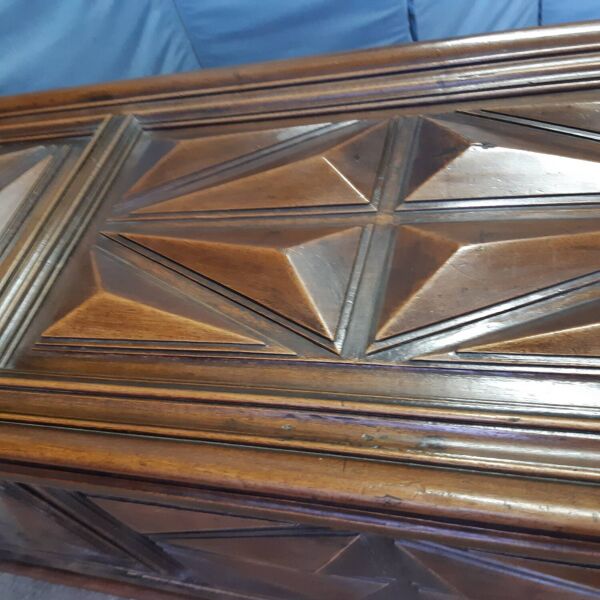 Grand coffre de style Louis XIII 168X53cm