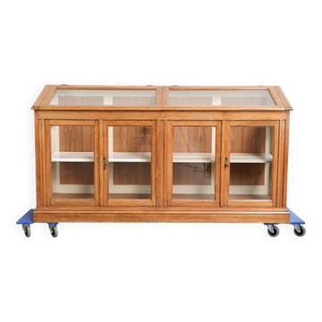 Cabinet vintage de musée avec 4 portes et étagères amovibles.