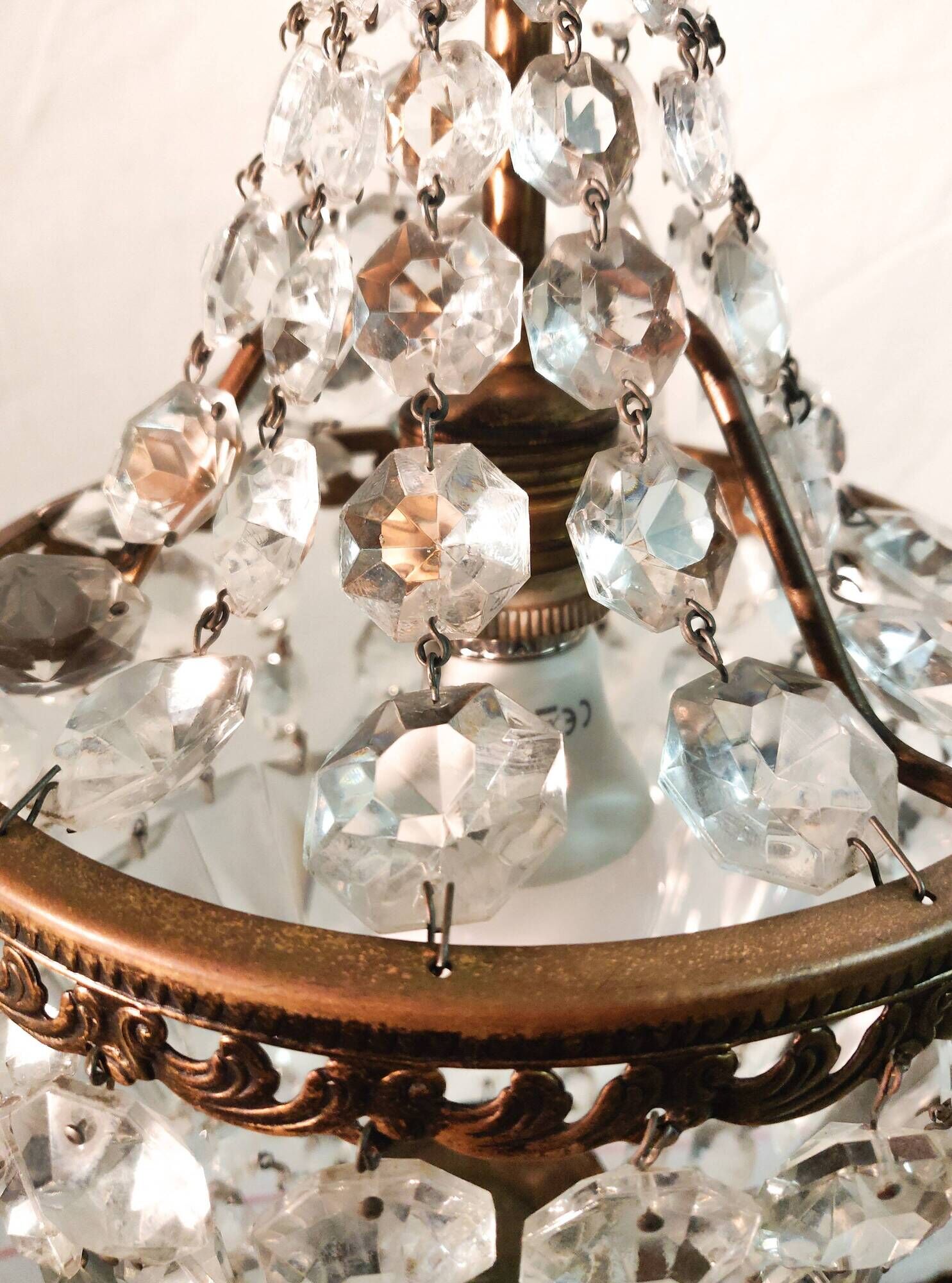 Lustre montgolfière bronze doré et pampilles en cristal