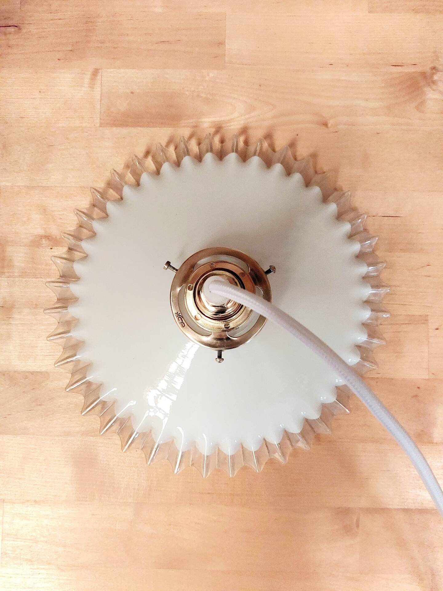 Suspension in white opaline