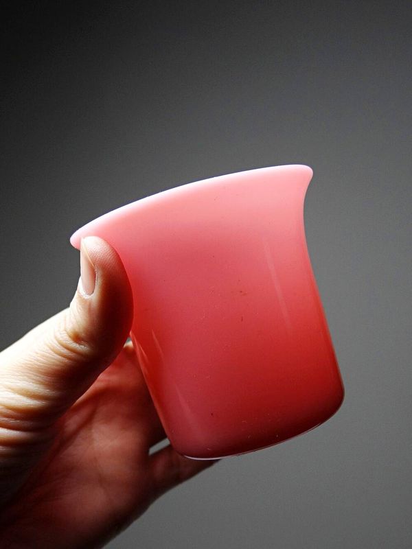 Porte-gobelet/bougeoir ancien en opaline rose et laiton doré, XIXe siècle