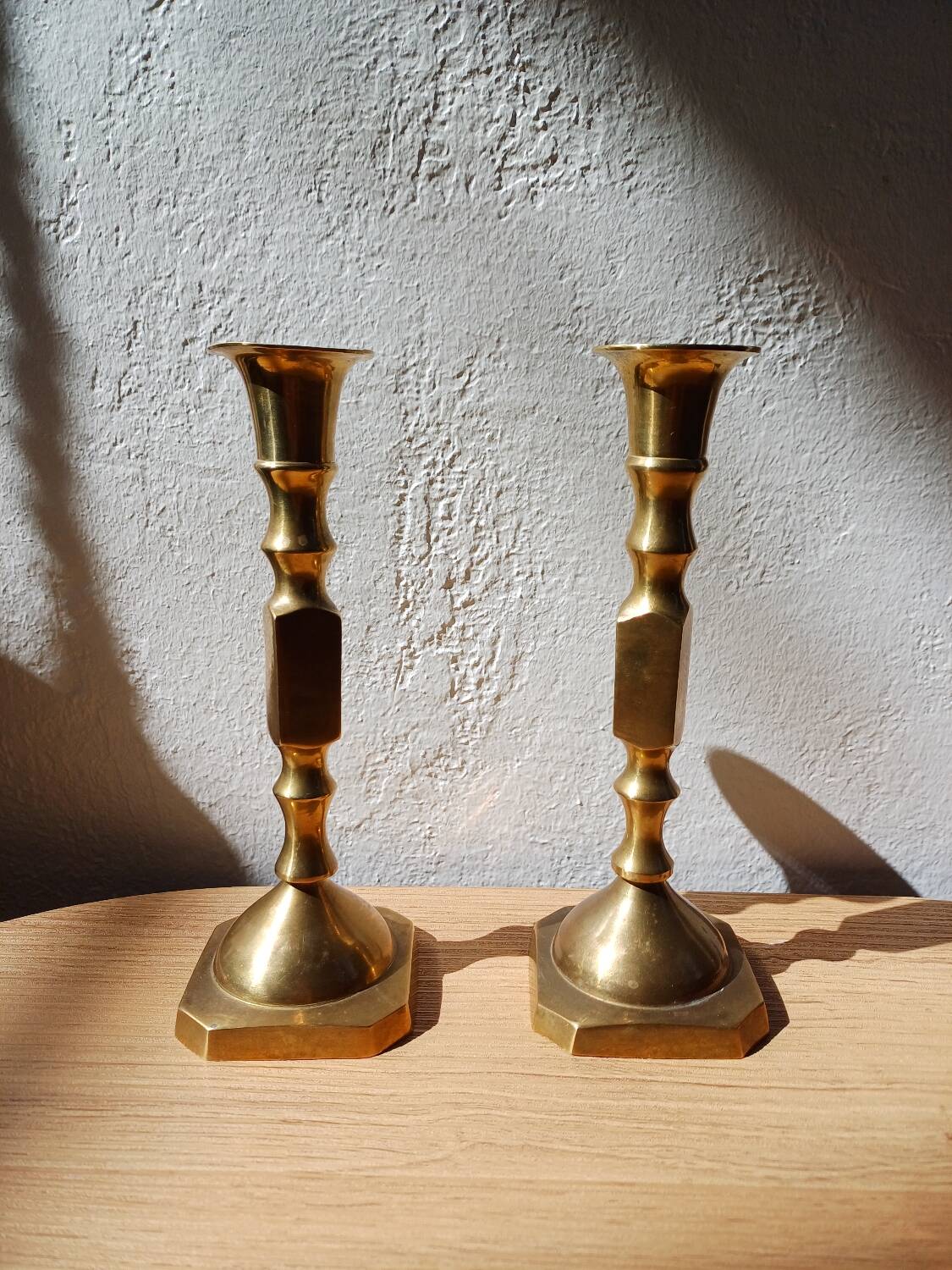 Paire de bougeoirs en laiton