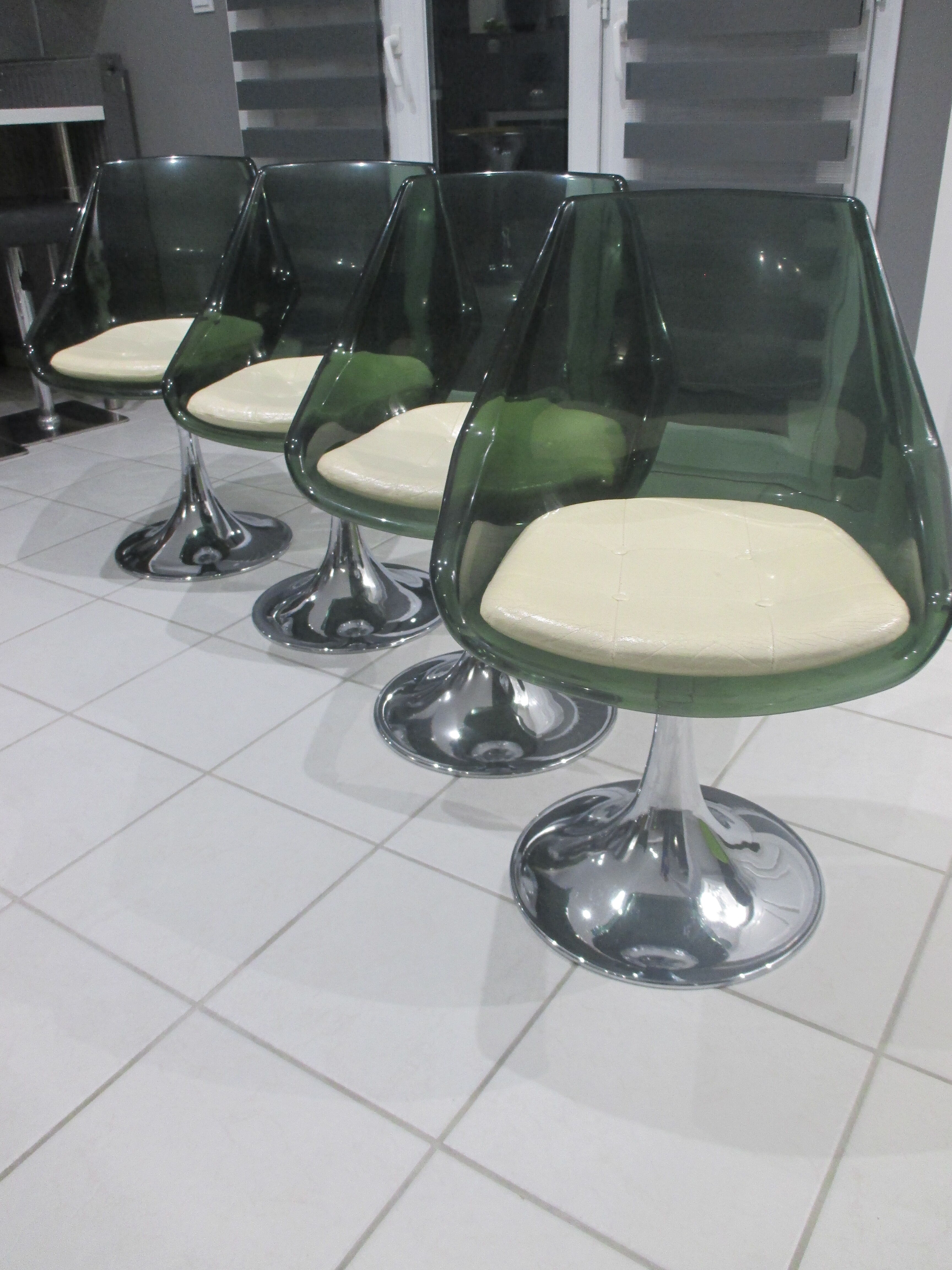 Ensemble table et 6 chaises tulipe Roche Bobois 1970