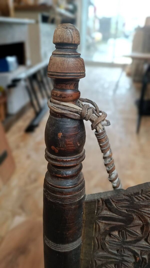 Chaise tribale traditionnelle du 19ème siècle de la vallée de la Swat, Pakistan du Nord