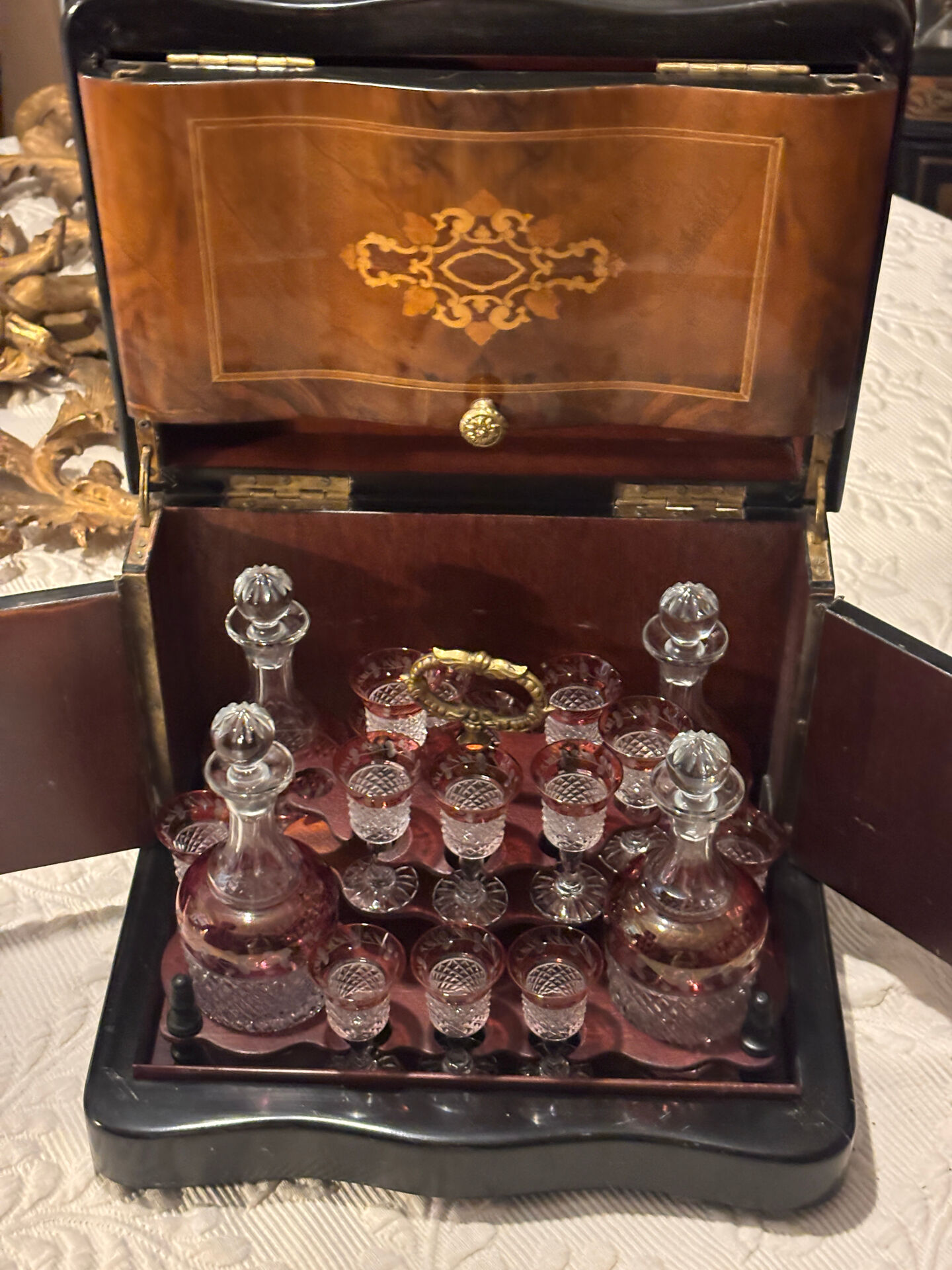 Cave à liqueur Napoléon III en marqueterie, cristal taillé