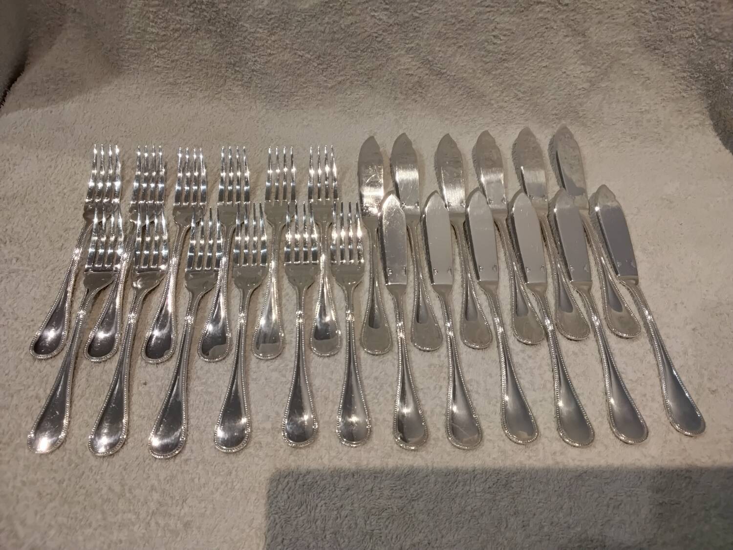 6 fish cutlery pieces, 12 pieces, silver-plated metal, Christofle silversmith, Perles