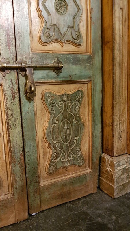 Porte indienne jaune verte sculptée Rajasthan ancienne patine d'origine vieux teck