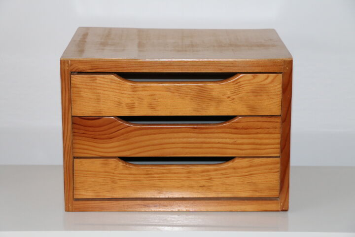 2 pine veneer bedside tables