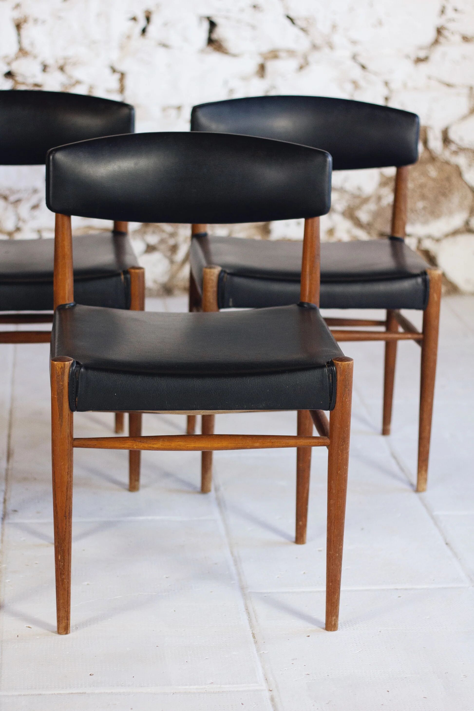 Set of 5 Scandinavian chairs in teak and faux leather, 1960.
