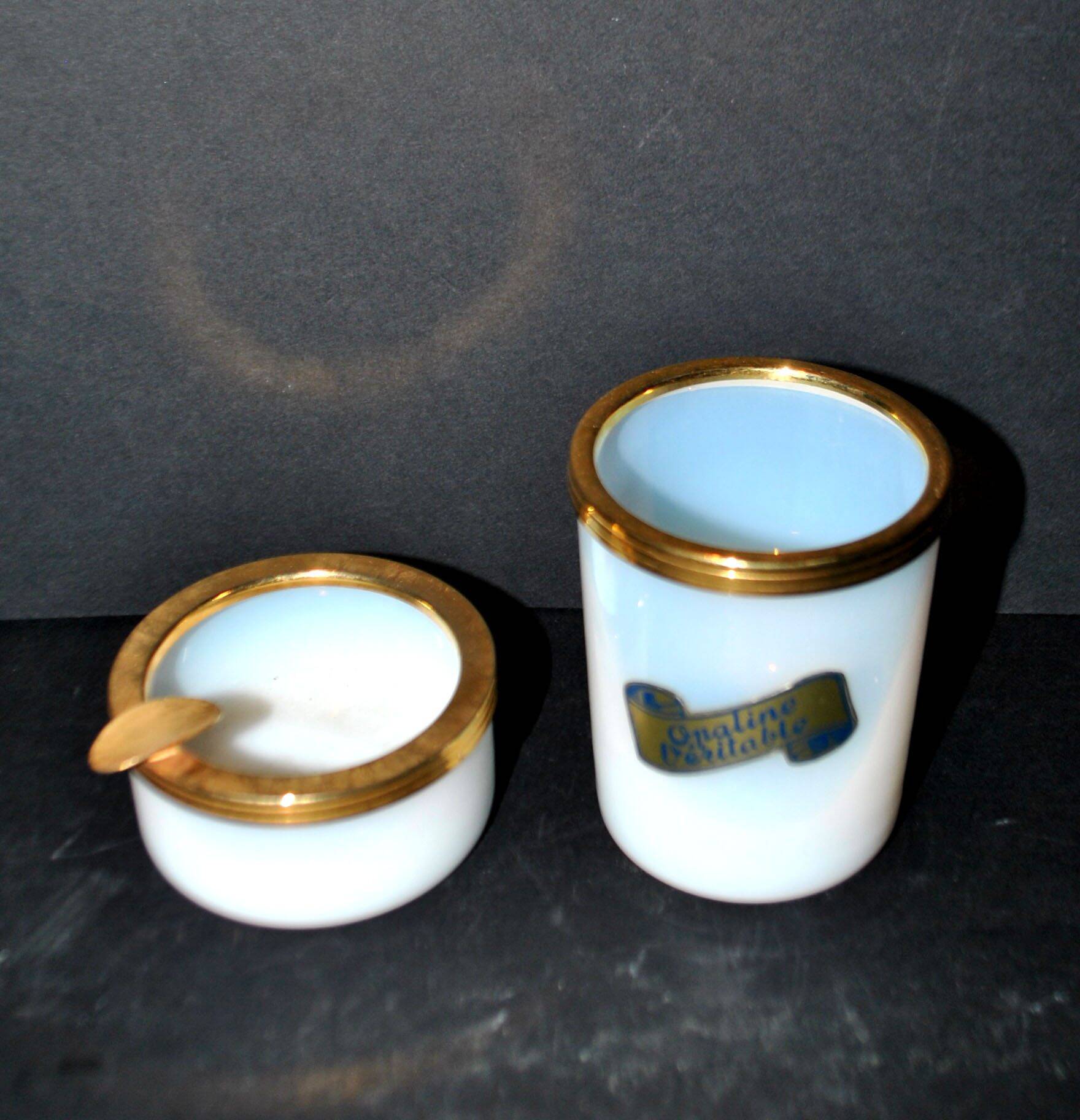 Cendrier vintage en verre opaline blanche et gobelet à cigarette opaline véritable