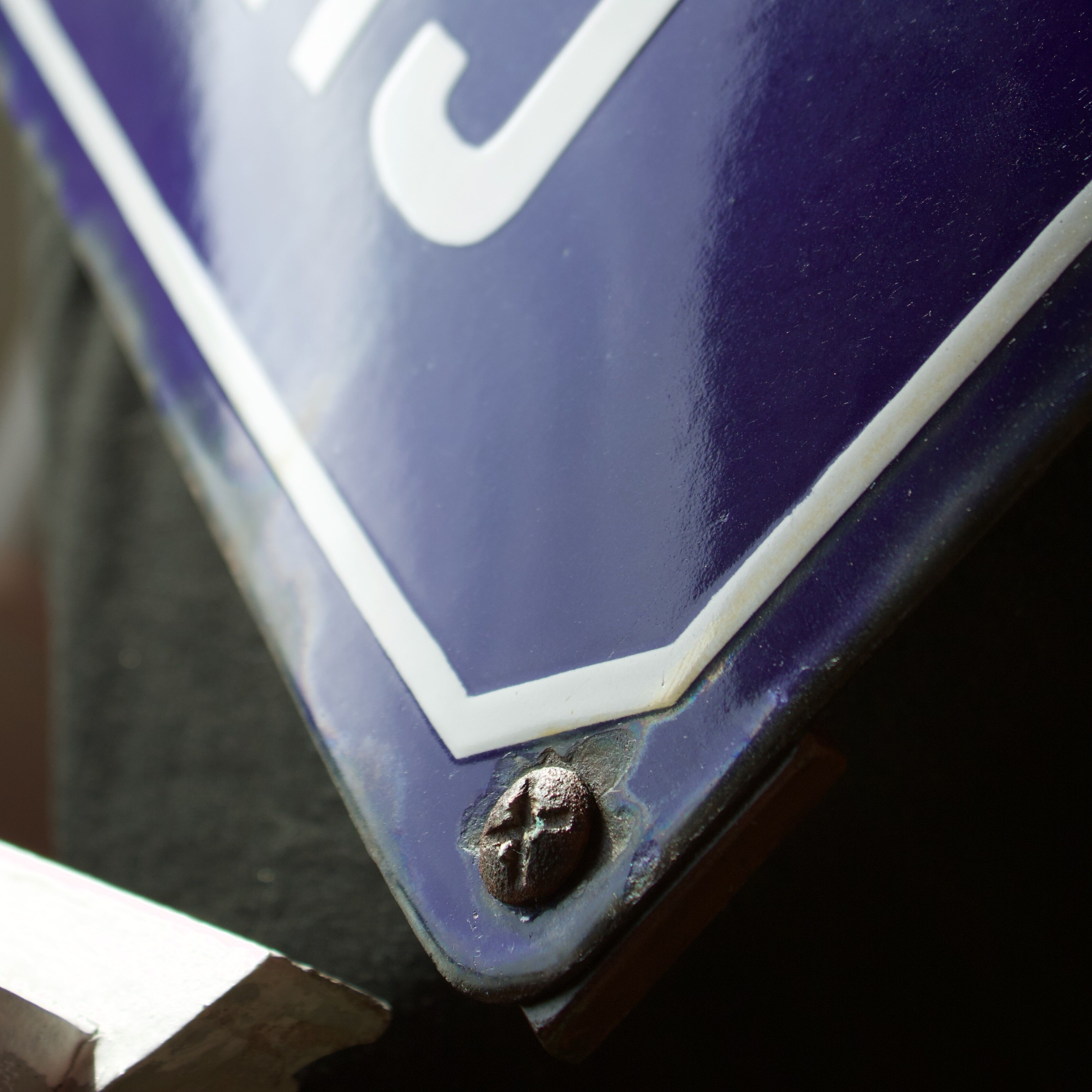 Old Enamelled and bulging "Chemin de la Rente" street plate, in perfect condition, on its cast iron support