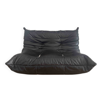 canape togo 2 place en cuir noir a restaurer