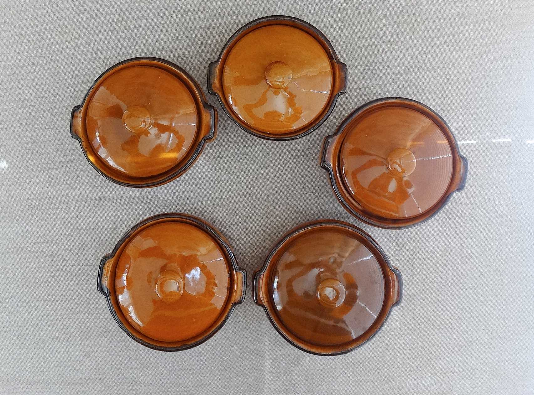 5 cocottes rondes en grès avec couvercle vintage