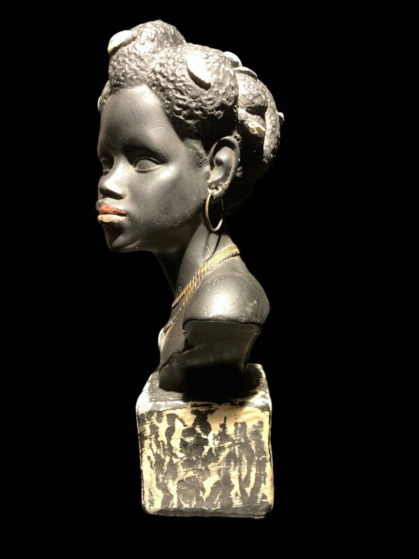 Sculpture d'une femme noire en plâtre
