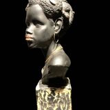 Sculpture d'une femme noire en plâtre