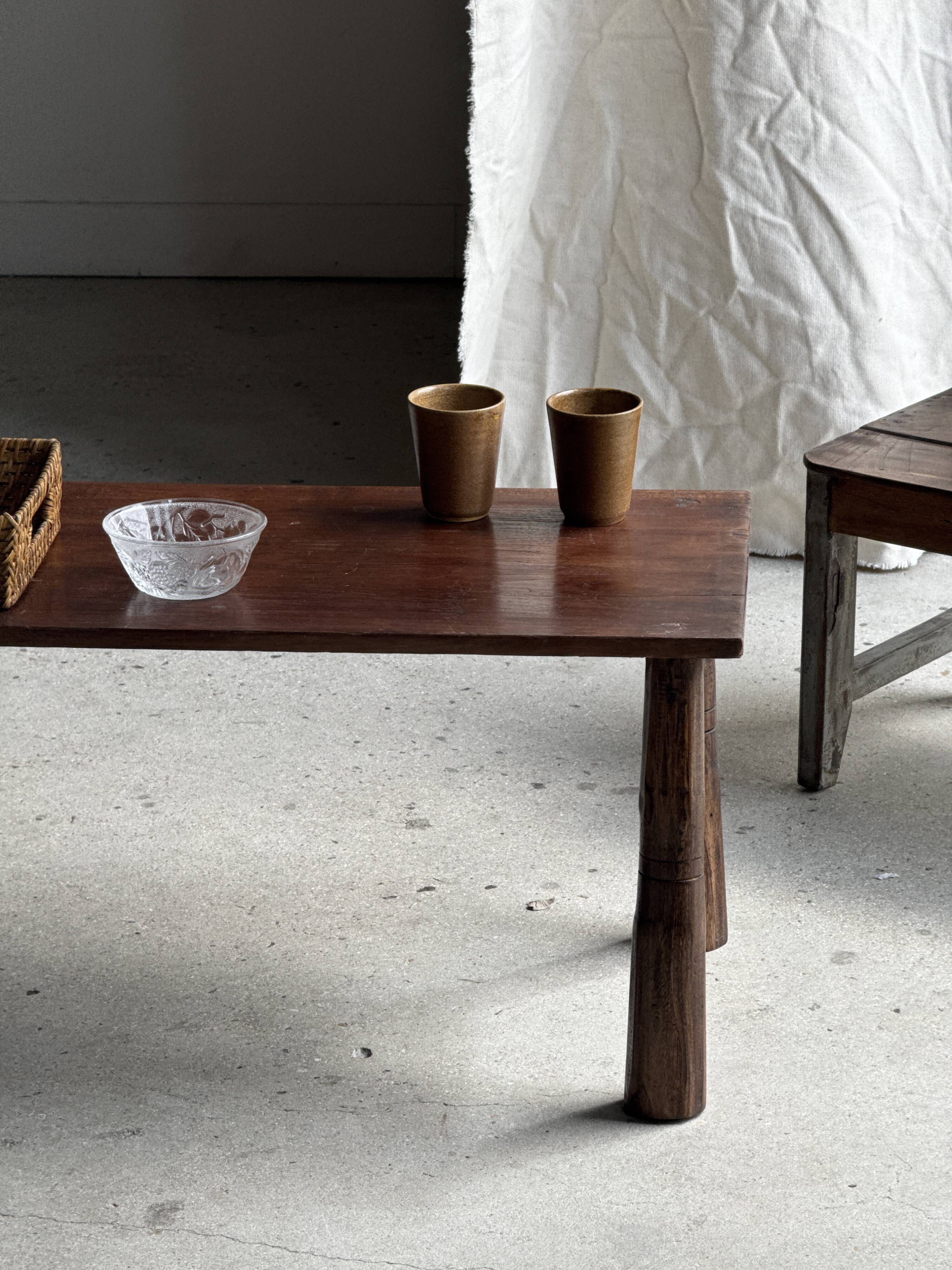 Table basse en teck brun de seconde main indonésienne pieds coniques H37 L8