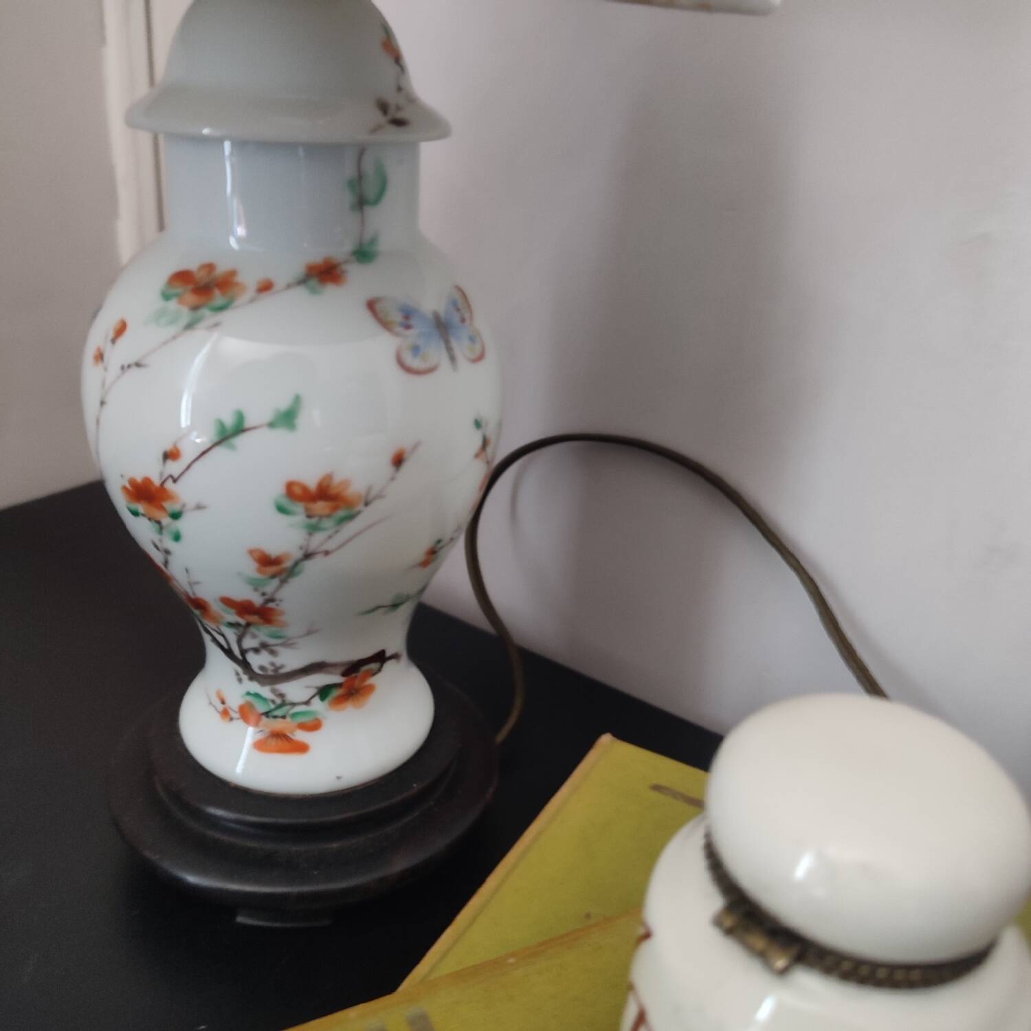 Porcelain base table lamp with Japanese decor