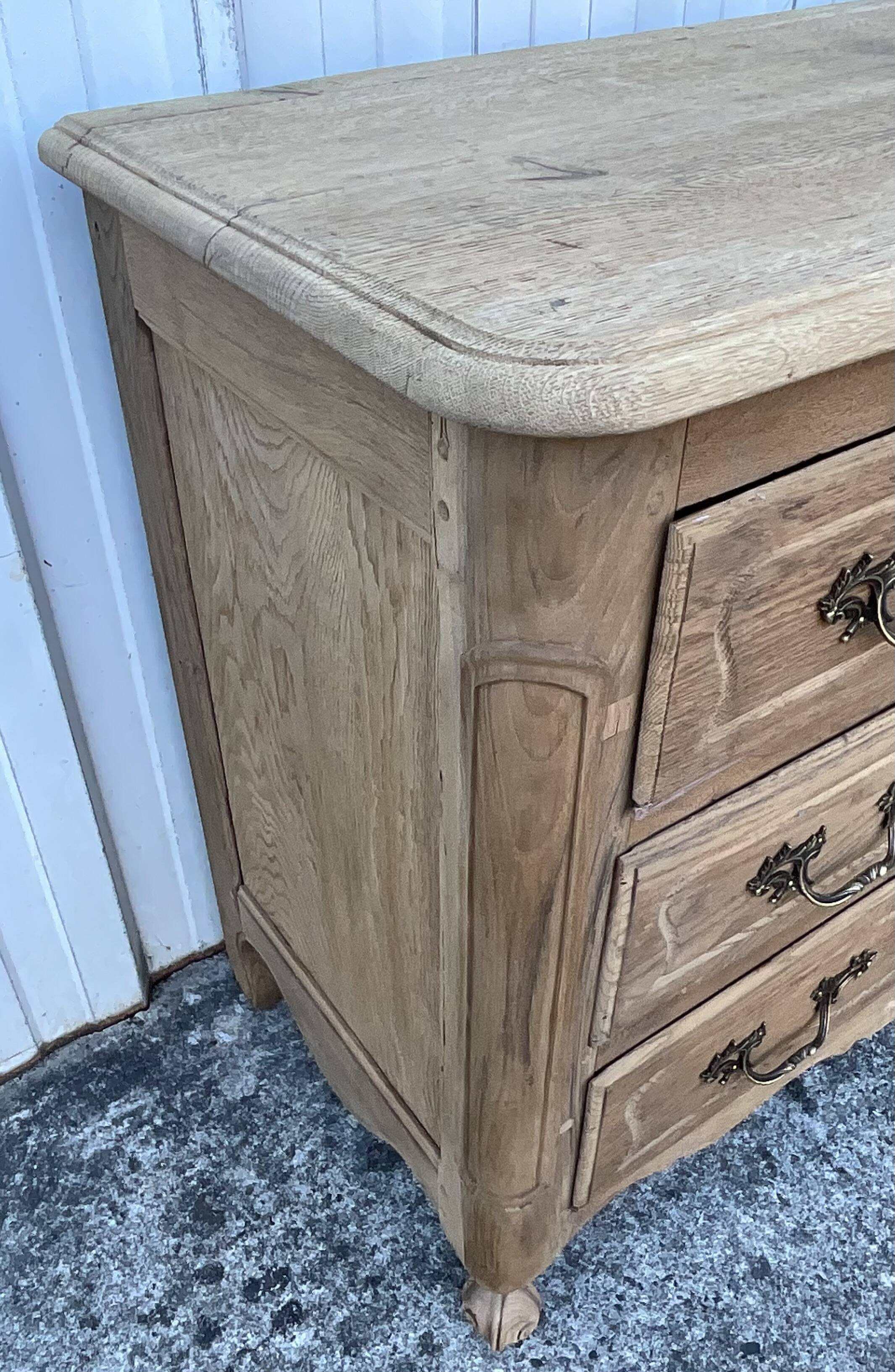 Louis XV chest of drawers in solid oak, late 18th century – Loire Valley