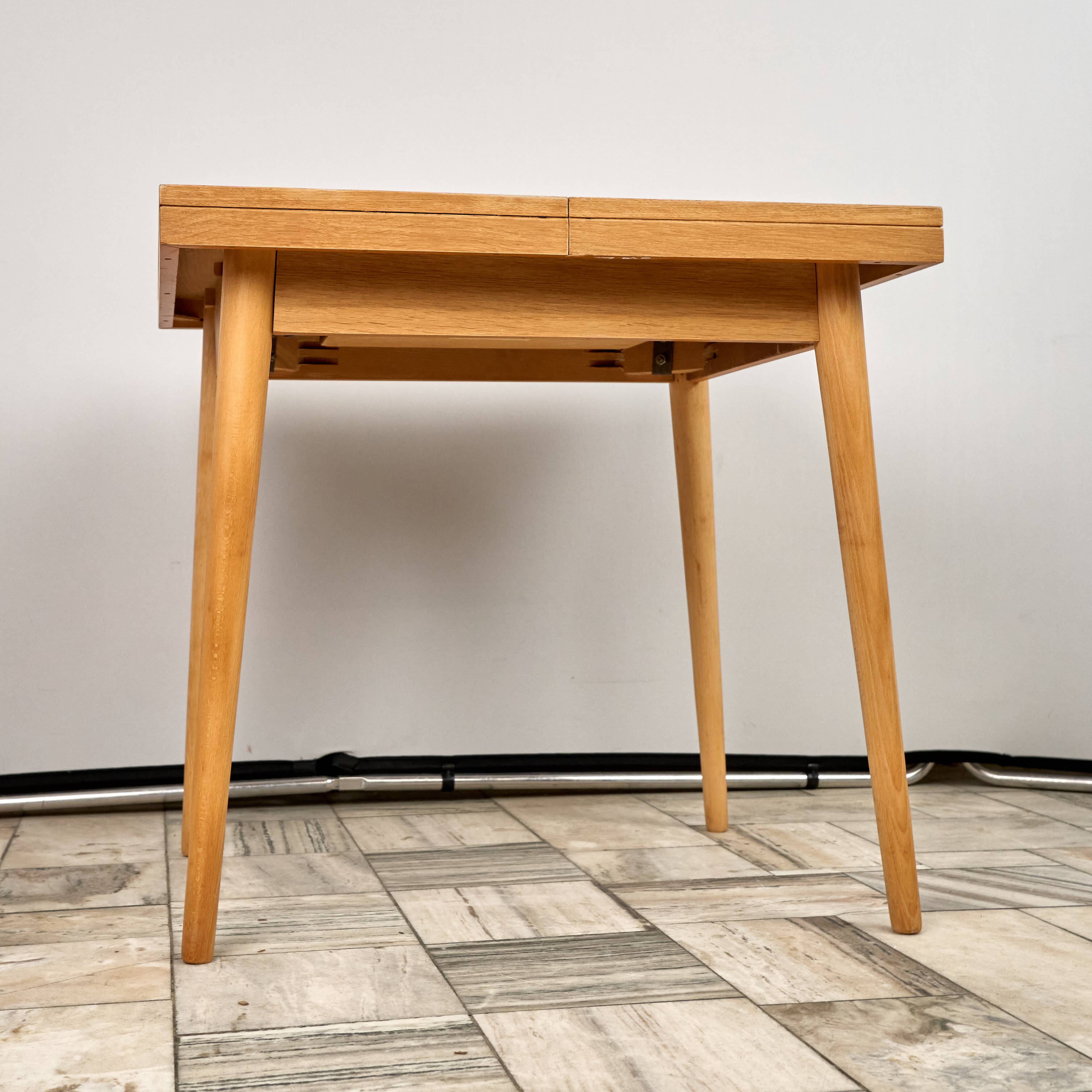 Table à manger extensible en chêne par Jitona, années 1960, Tchécoslovaquie