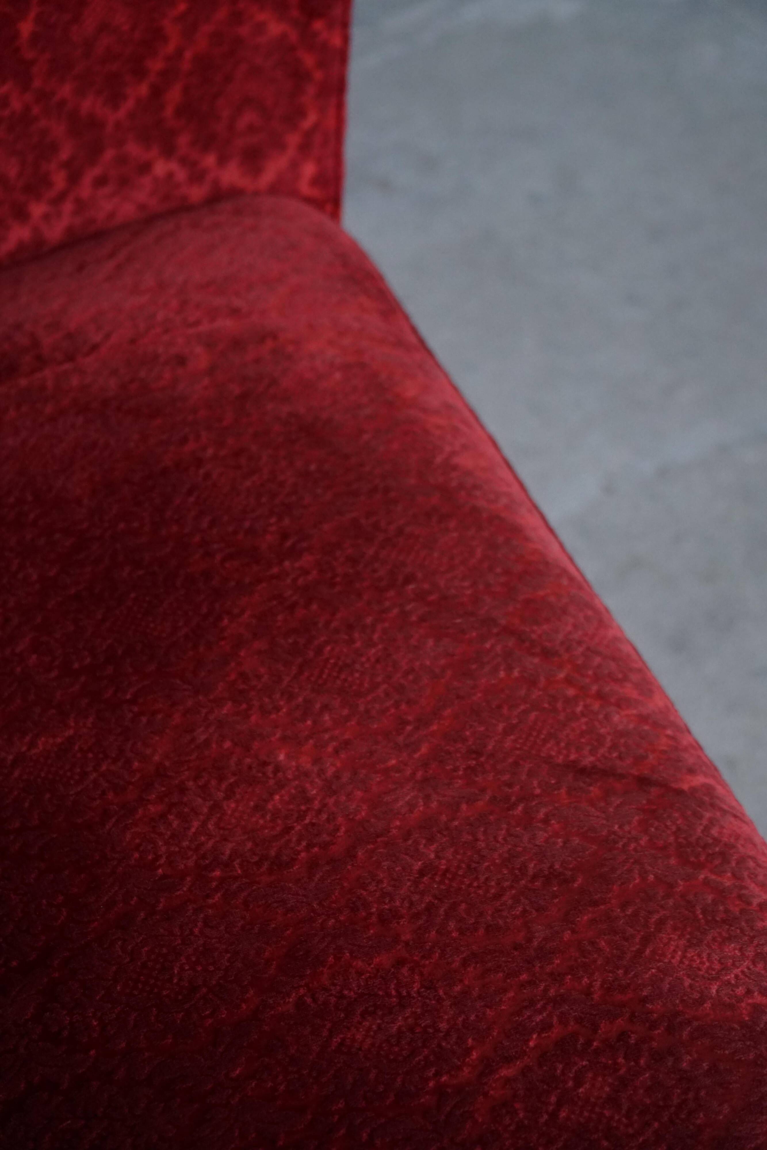 Modern Danish canapé, 3-seater in red velvet, Fritz Hansen style, 1940s.