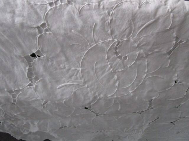 Nappe ancienne brodée ronde 200cm