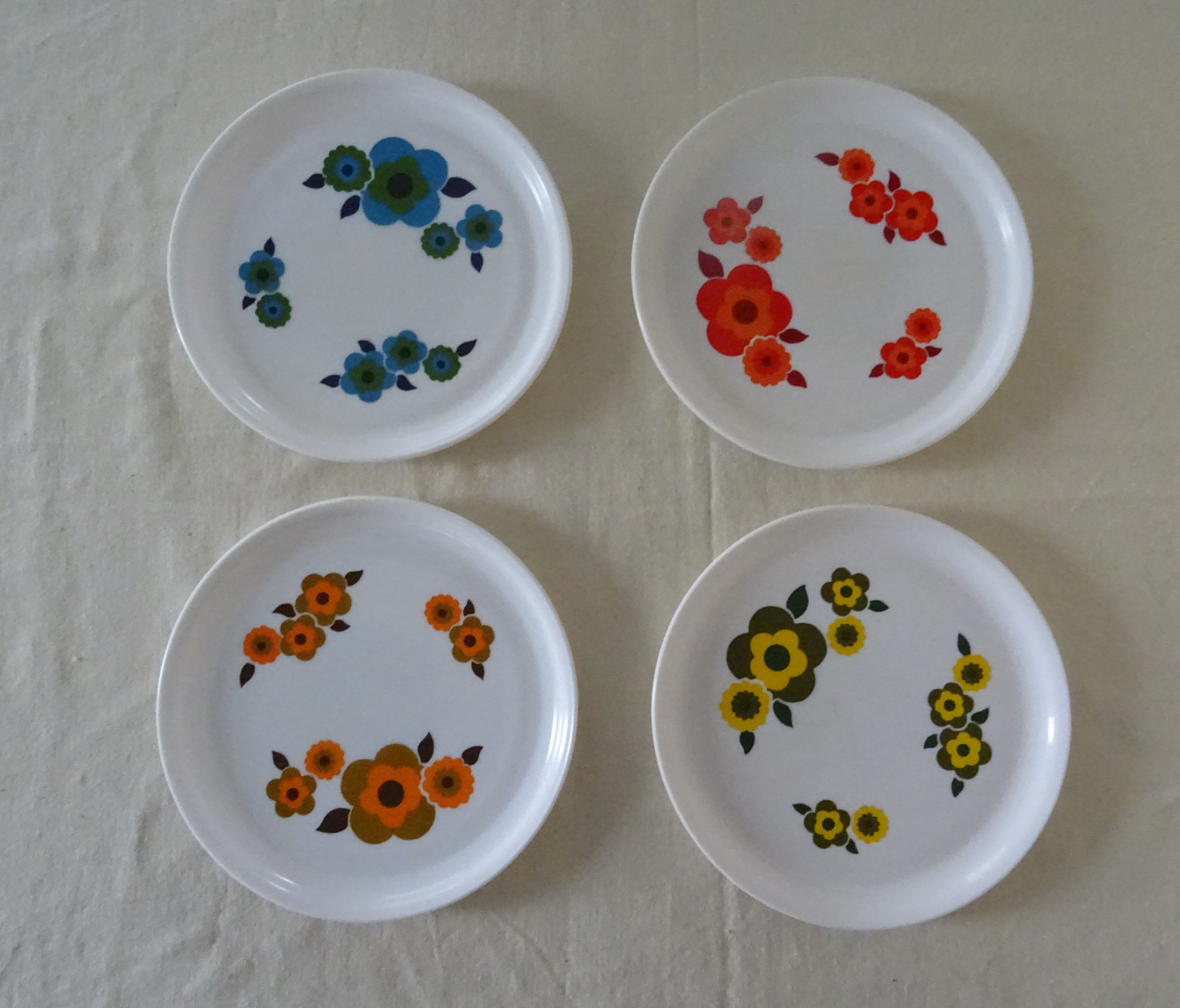 4 plates dessert flowers Arcopal lotus