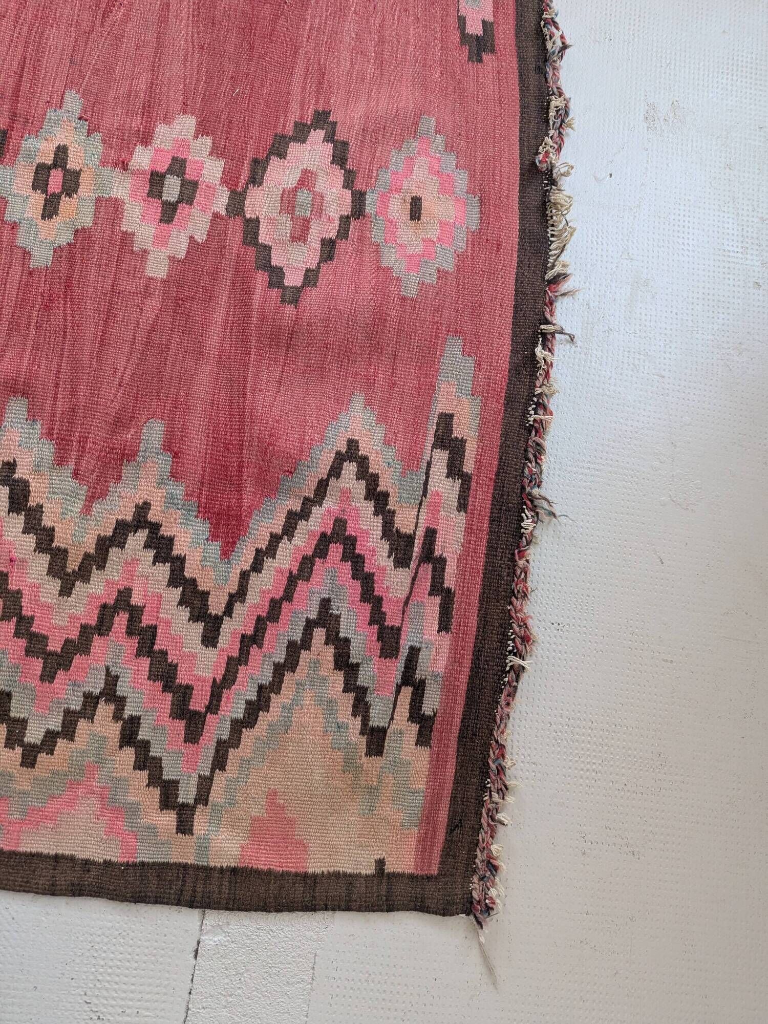 Tapis kilim ancien dans des tons rose