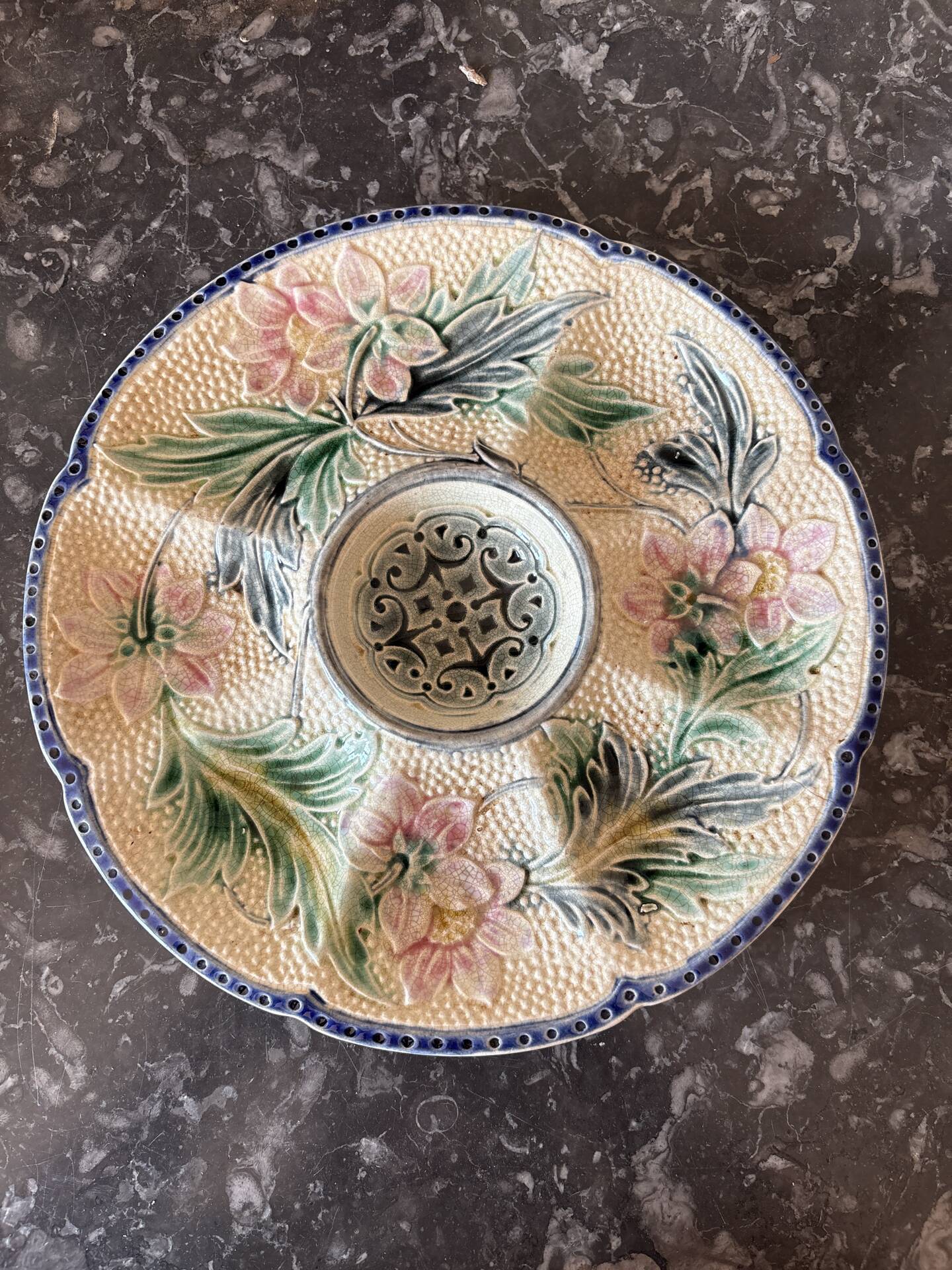Antique oyster plate in majolica barbotine - Wasmuël Belgium,