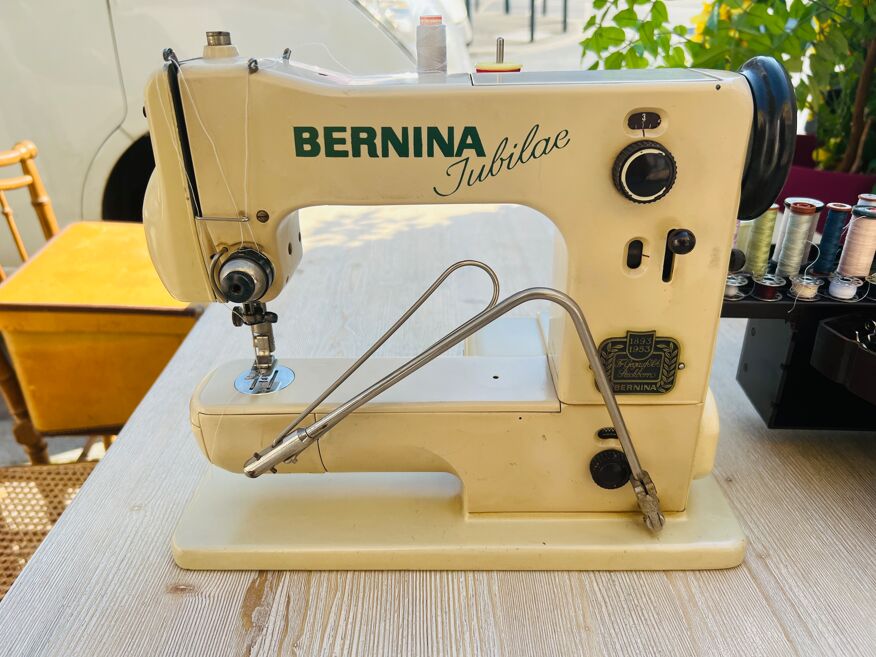 Machine à coudre vintage Bernina Jubilae avec accessoires | Selency