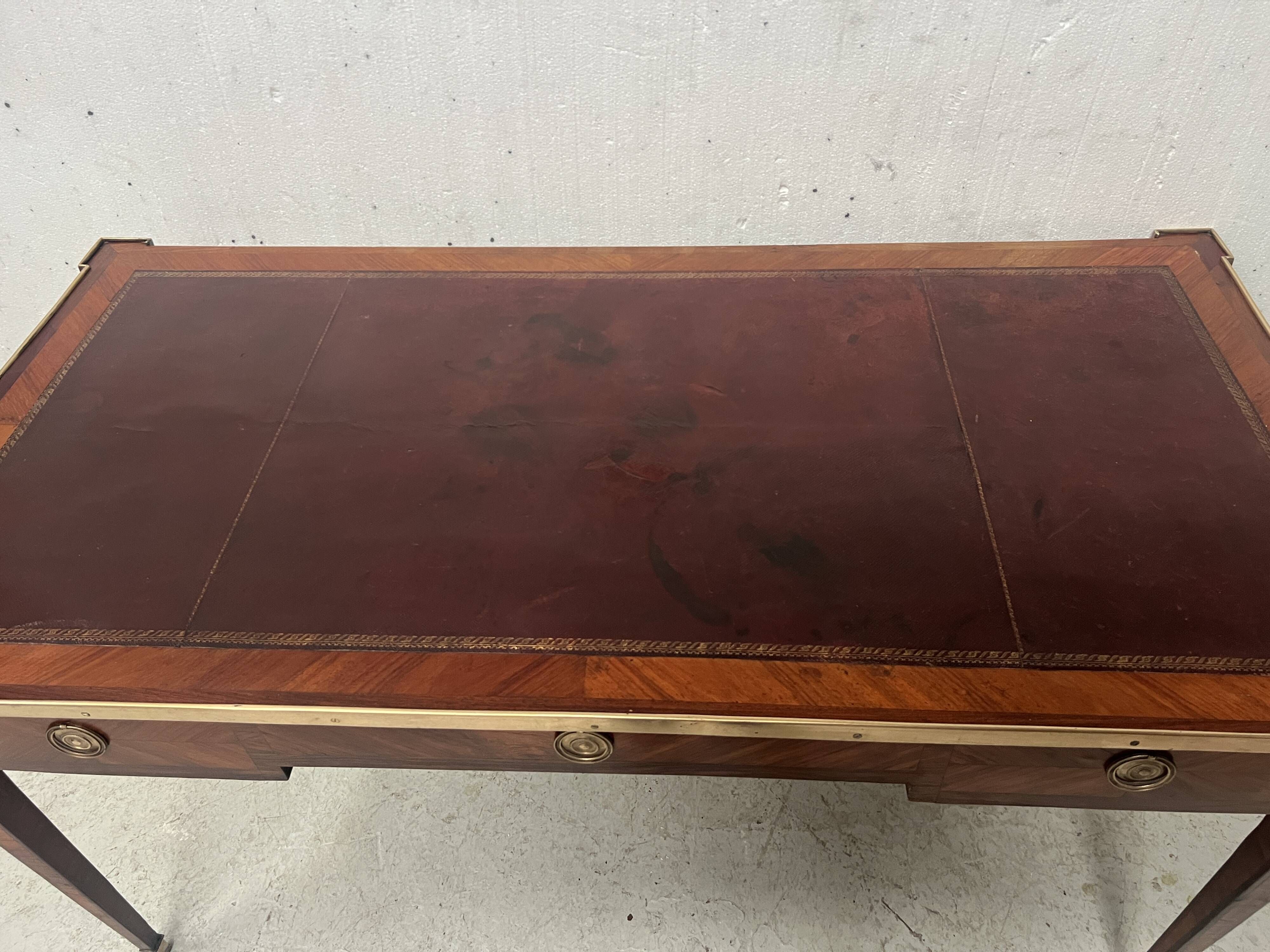 Louis XVI flat desk in mahogany veneer and rosewood, 18th century.