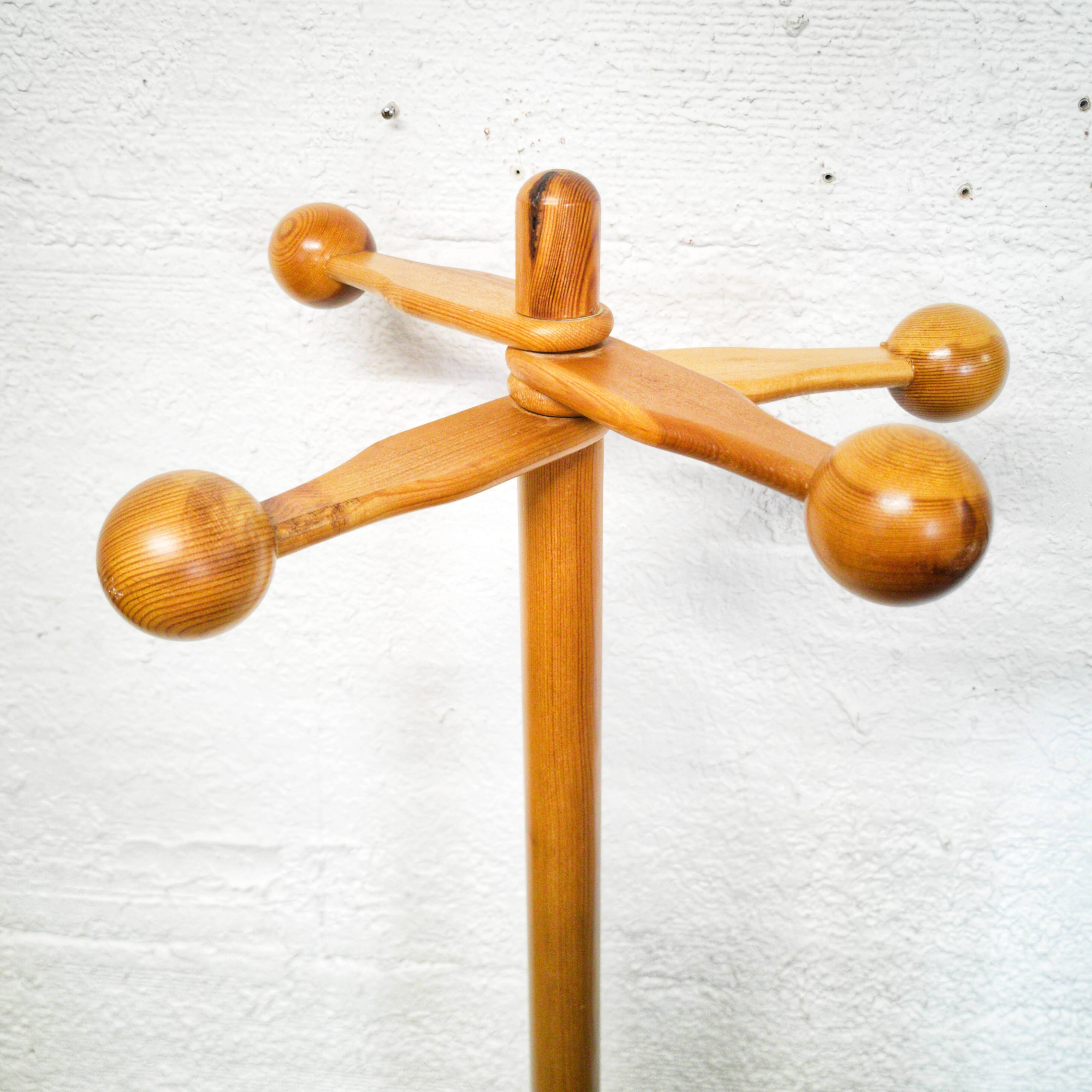 Porte-manteau sur pied en pin