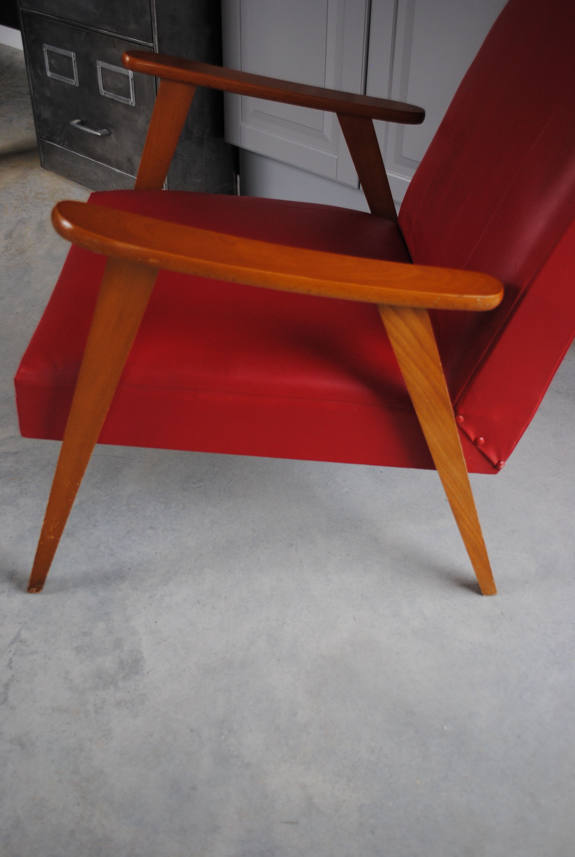Fauteuil en skaï rouge années 60